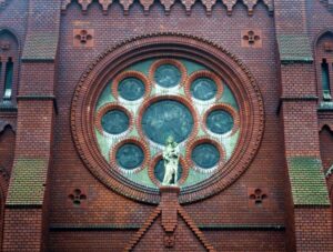 Die Rosette der Kirche