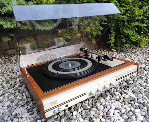 integrovan&yacute; zesilovač a gramo tesla