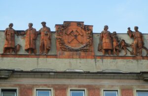 Basrelief auf dem Bogen in Poruba