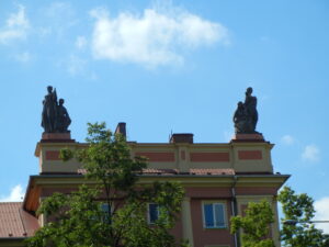 Statuen auf dem Dach