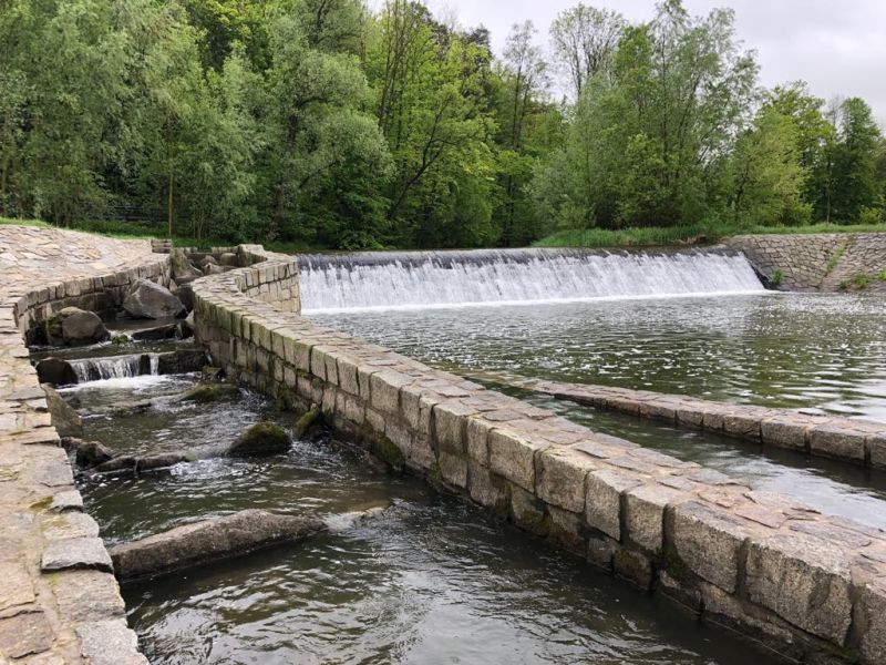 Das Wasserwehr nicht weit von der Mühle